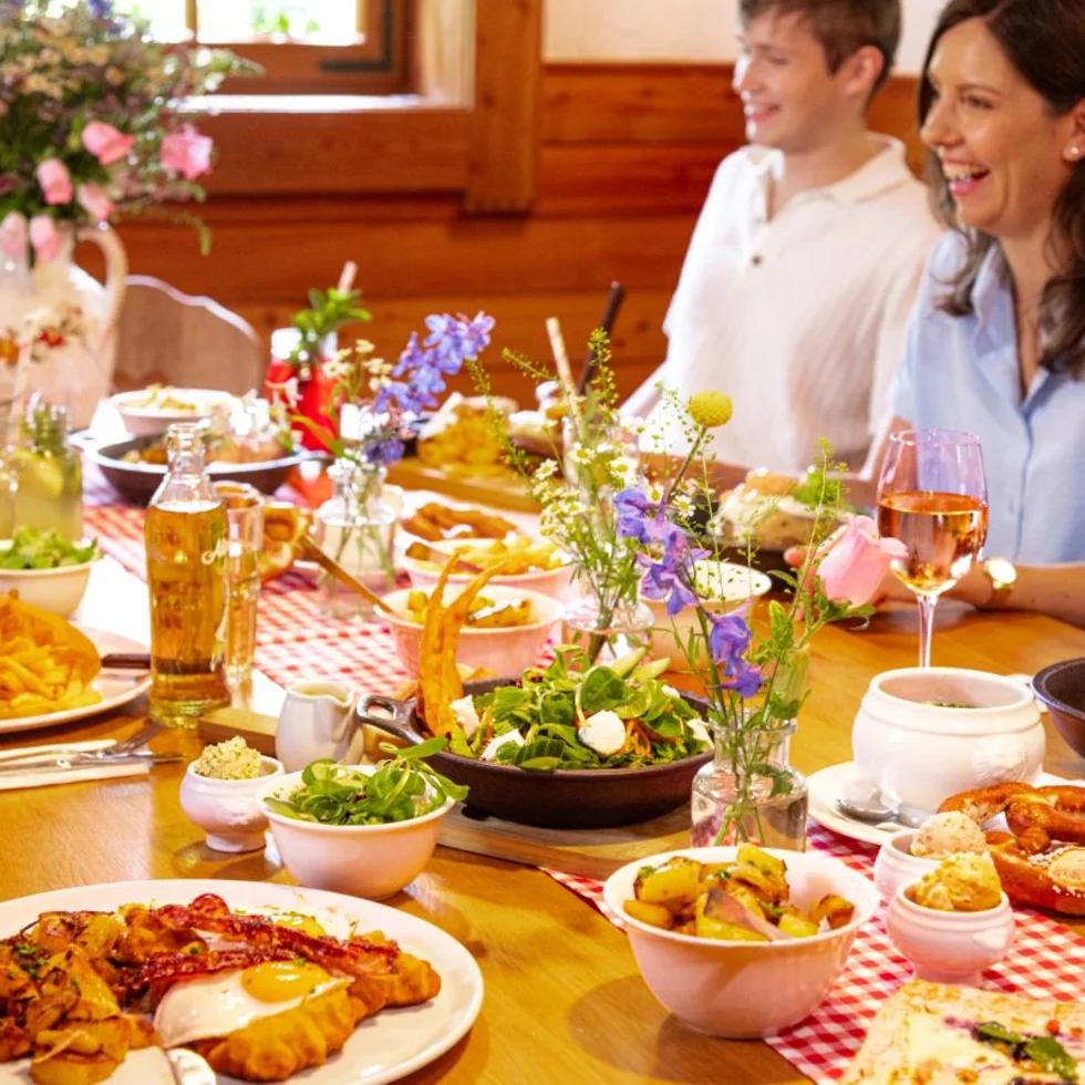 Gäste beim Frühstück und Brunch in einer Bavaria Alm