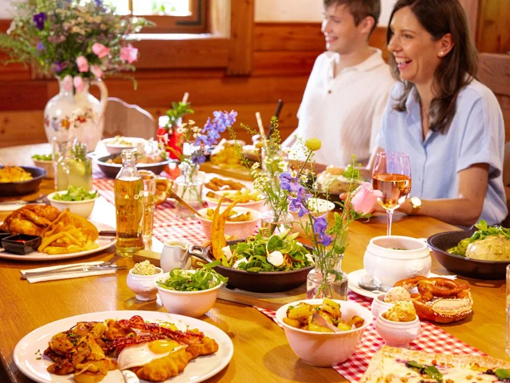 Gäste beim Frühstück und Brunch in einer Bavaria Alm