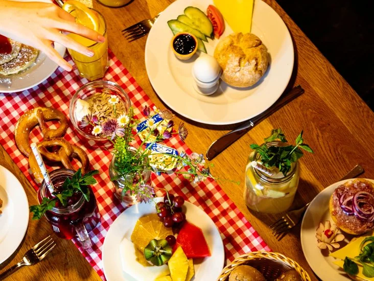 Gedeckter Frühstücks- und Brunch Tisch in einer Bavaria Alm