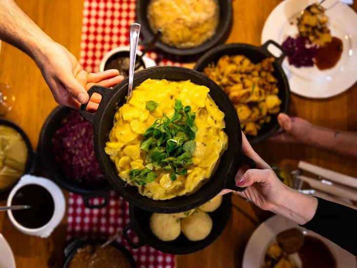 Kartoffelsalat und weitere Speisen einer Bavaria Alm